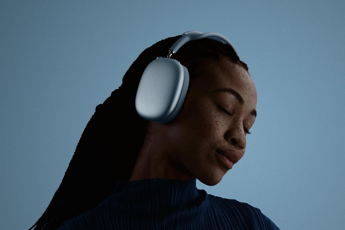 ![Tất cả các màu đều đang giảm giá, kể cả tông xanh lam bắt mắt.](https://s.yimg.com/ny/api/res/1.2/pMhu5WUGYXmyJSK3SDOTOw--/YXBwaWQ9aGlnaGxhbmRlcjt3PTEyNDI7aD04Mjk-/https://media.zenfs.com/en/the_verge_ecomm_articles_864/4e74a3a9b34fbe01069ba4195fe78cb2)