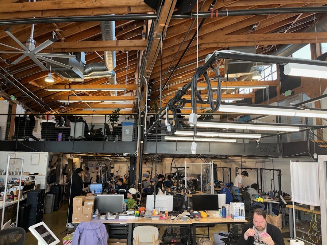 **Trí tuệ vật lý – Xây dựng các bộ não robot đa năng**