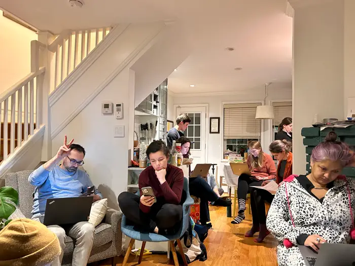 **Tôi Tổ Chức "Đêm Hành Chính" Để Cùng Bạn Bè Xử Lý Việc Tồn Đọng. Kết Quả Thật Tuyệt Vời.**