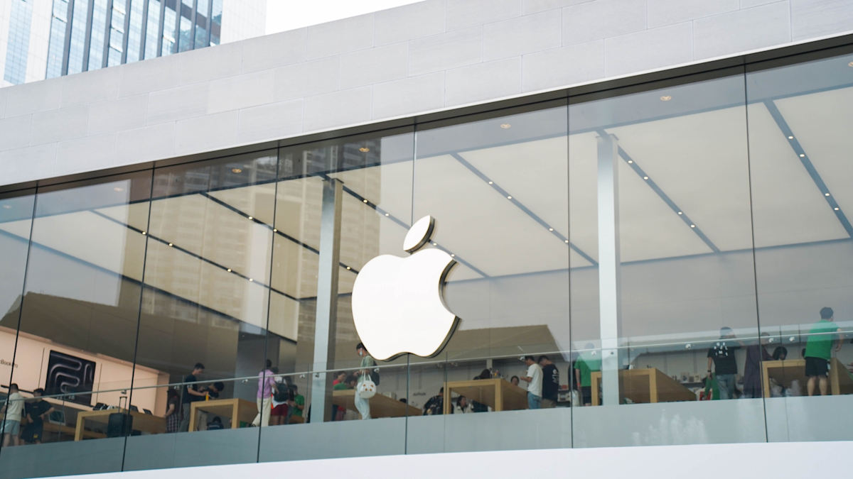 Hôm thứ Tư, The Information [đưa tin](https://shopping.yahoo.com/rdlw?merchantId=ba0a4cdc-cec8-416a-9e93-e11b8179129c&siteId=us-y4p&pageId=1p-autolink&contentUuid=09f79b8b-3319-35af-9891-7c44764469fe&featureId=text-link&merchantName=The+Information&linkText=reported&custData=eyJzb3VyY2VOYW1lIjoiV2ViLURlc2t0b3AtVmVyaXpvbiIsImxhbmRpbmdVcmwiOiJodHRwczovL3d3dy50aGVpbmZvcm1hdGlvbi5jb20vYXJ0aWNsZXMvYXBwbGUtZGV2ZWxvcGluZy1haS13ZWFyYWJsZS1waW4iLCJjb250ZW50VXVpZCI6IjA5Zjc5YjhiLTMzMTktMzVhZi05ODkxLTdjNDQ3NjQ0NjlmZSIsIm9yaWdpbmFsVXJsIjoiaHR0cHM6Ly93d3cudGhlaW5mb3JtYXRpb24uY29tL2FydGljbGVzL2FwcGxlLWRldmVsb3BpbmctYWktd2VhcmFibGUtcGluIn0&signature=AQAAAZ8MKyuji94-XN50cKouOJxtX0Uu_rzAglgW8eBi0HfB&gcReferrer=httpswww.theinformation.comarticlesapple-developing-ai-wearable-pin&spaceId=1197810145&uuid=SX19yljsbA76MfrE1551) Apple đang được cho là đang phát triển một chiếc ghim thông minh tích hợp AI, có thể ra mắt vào năm 2027. Dự kiến sản lượng sản xuất lên tới 20 triệu chiếc.