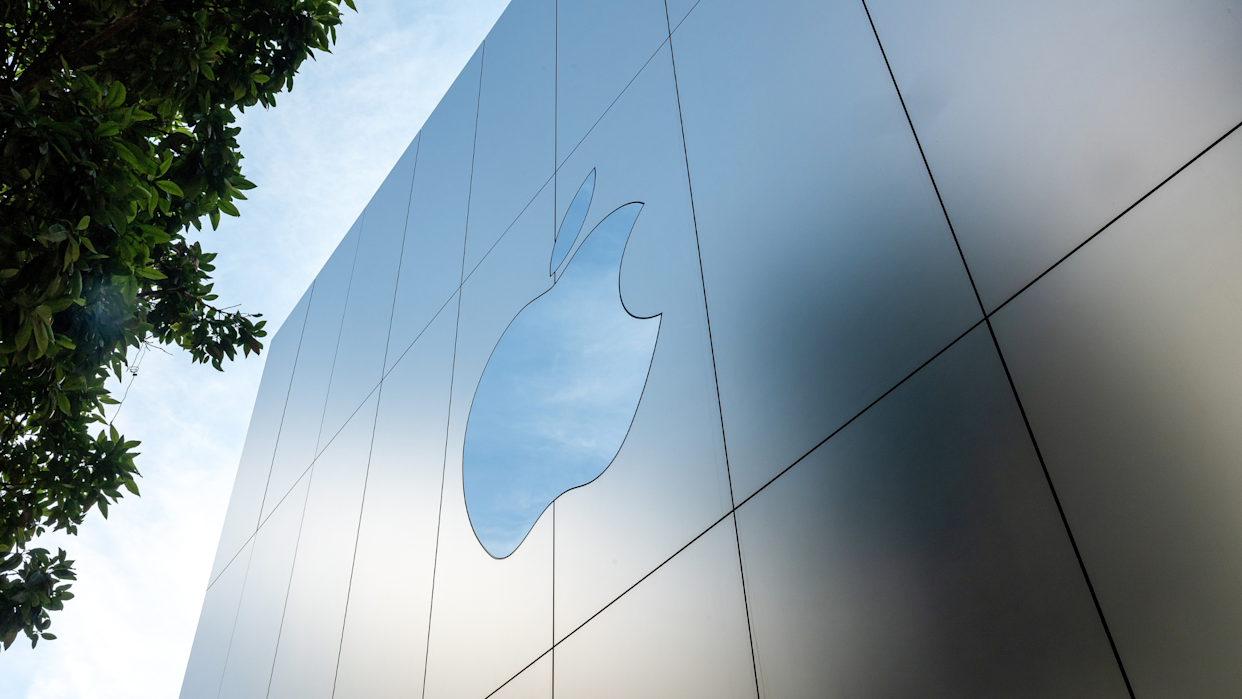 **iPhone gập đầu tiên của Apple có thể ra mắt với bố cục nút bấm được thiết kế lại hoàn toàn và một phương pháp sinh trắc học “mới” (nhưng đã có từ trước)**