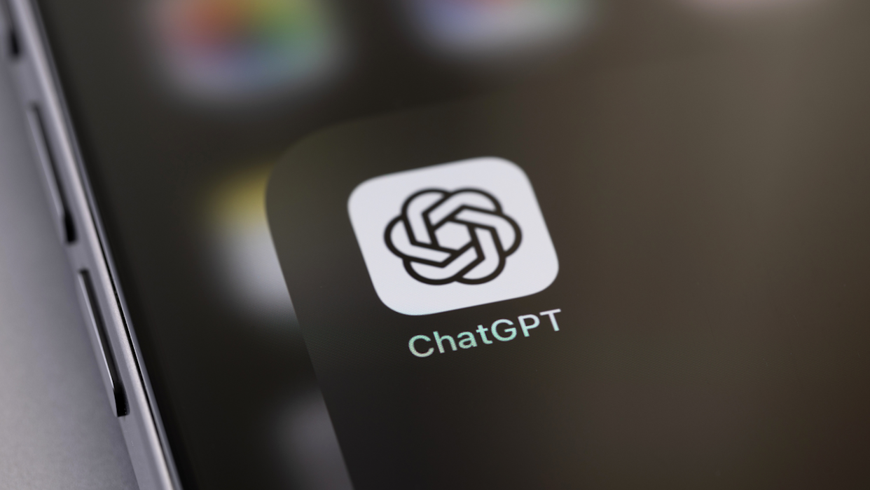 **OpenAI Gỡ Bỏ ChatGPT‑4o (Lại Một Lần Nữa)**