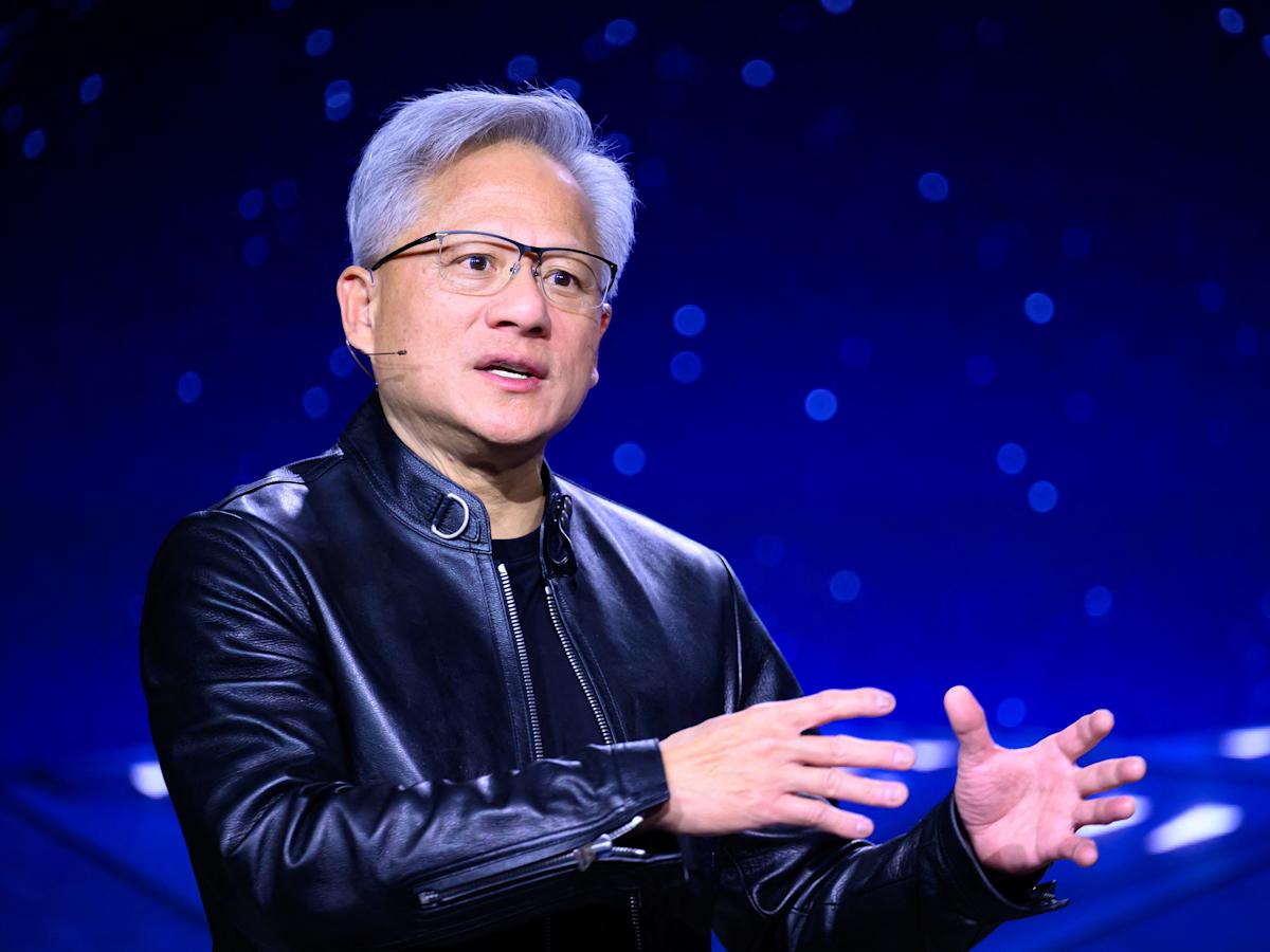 **CEO Nvidia Jensen Huang kêu gọi người lao động phổ thông đón nhận AI**