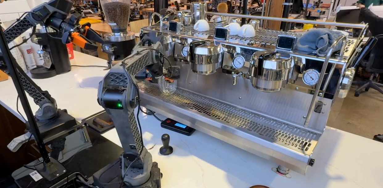 **Physical Intelligence ra mắt mô hình robot π0.7 với khả năng tổng quát hóa cấu thành**