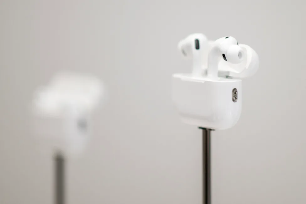 **Apple được cho là đang trong giai đoạn cuối cùng của việc thử nghiệm bộ AirPods mới có camera, nhằm hỗ trợ các tác vụ AI với Siri**