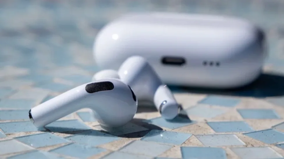 **Apple AI AirPods upgrade privacy concerns: camera**
