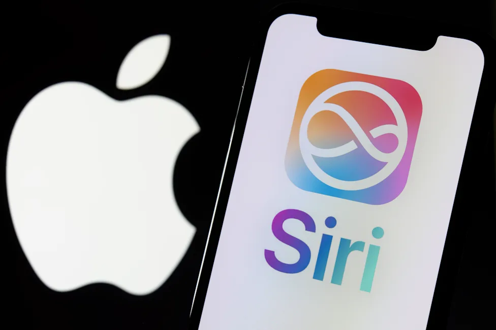 **Apple Intelligence, Siri, và Google Gemini Logo hiển thị trên iPhone**