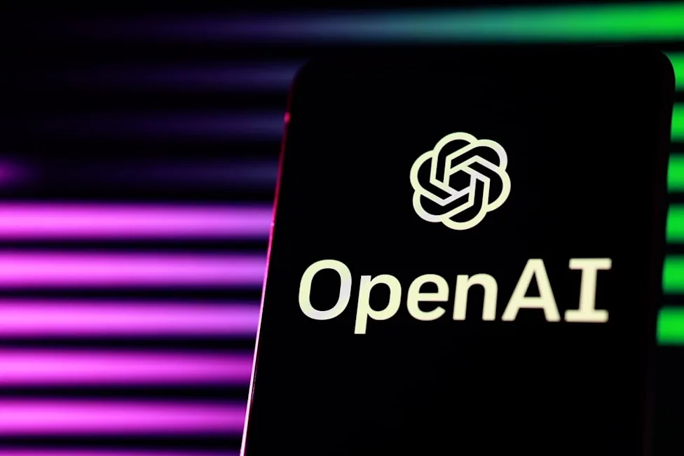 **Thiết bị tiêu dùng đầu tiên của OpenAI được cho là một loa thông minh di động không có màn hình — Mark Gurman cho rằng Apple vẫn chưa có sản phẩm tương tự**