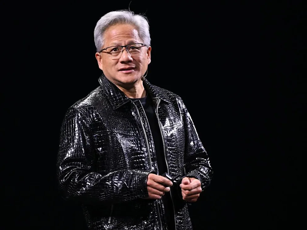 **CEO Nvidia Jensen Huang Đăng Bài Đầu Tiên Trên X Đối Mặt Với Nỗi Sợ AI Trung Quốc của Washington – Vì sao “Thế giới cần cả mô hình AI mở và mô hình AI đóng”**